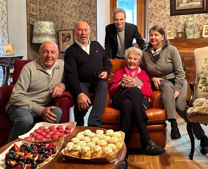 Foto di gruppo per tre generazioni di Marcoz: da sn Guido, il cugino di Augusta; il nipote Carlo detto 'Nini'; la centenaria festeggiata e la cugina Antonella. Dietro di loro il sindaco di Aosta, Gianni Nuti