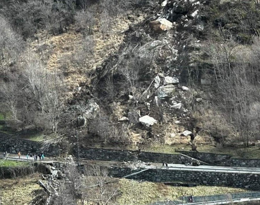 Frana sulla regionale per Gressoney, aperta una finestra oraria di passaggio
