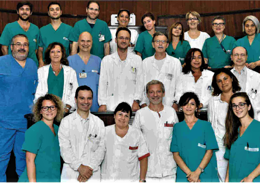 Il professo Salizzoni (al centro) con lo staff medico al completo