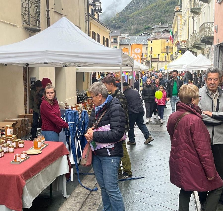 Folla 'gourmand' alla Sagra del Miele (cliccare sull'immagine per avviare la gallery)