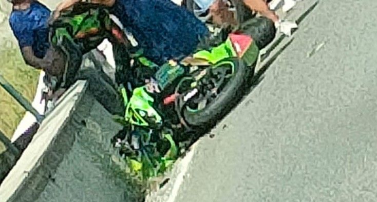 Motociclista esce di strada sulla Statale 26 a Chatillon