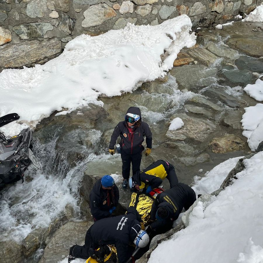 Motoslitta finisce nel torrente; tre feriti a Valtournenche