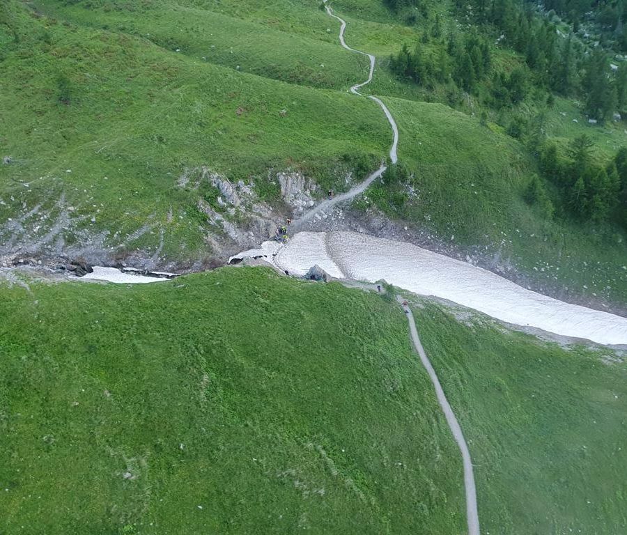 Cade in un buco nel nevaio e finisce in acqua, soccorso escursionista in Val Ferret