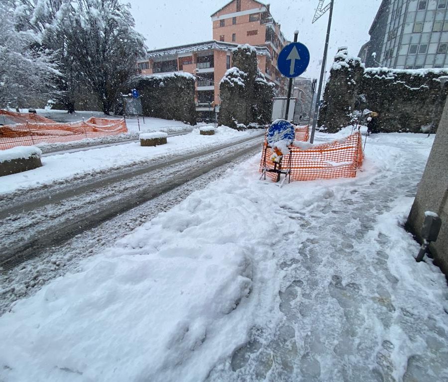 'Tassa rifiuti alle stelle e intanto ci muoviamo sulla neve ghiacciata'