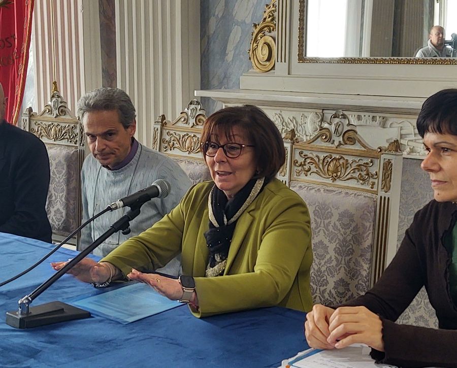 Da dx Tiziana Gagliardi (coop. Enaip VdA), Clotilde Forcellati (ass. Politiche sociali, abitative e Pari opportunità), Gianni Nuti (sindaco), Ruggero Meneghetti  (pres. CdA J.B. Festaz).