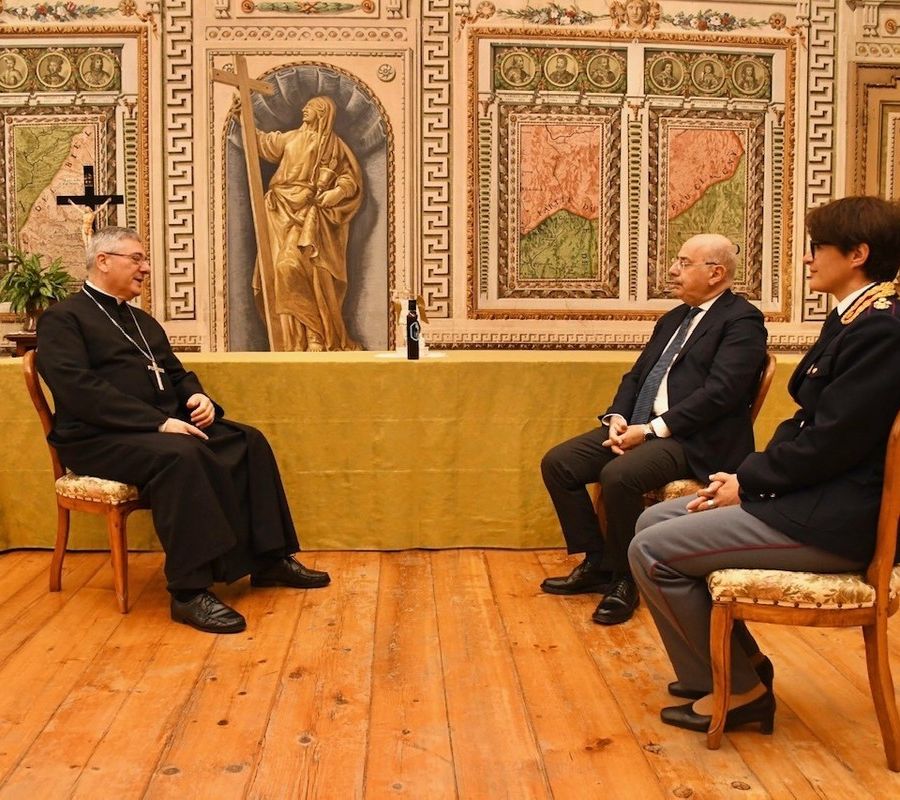 Il vescovo di Aosta, Franco Lovignana, riceve il simbolico dono dal questore, Carlo Musti, accompagnato dalla vicequestore aggiunto, Mariateresa Pino