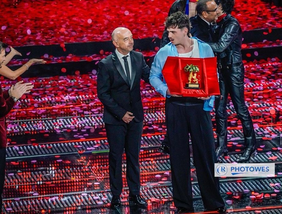 Olly sul palco, emozionato per la vittoria (photo credit Sanremo News)