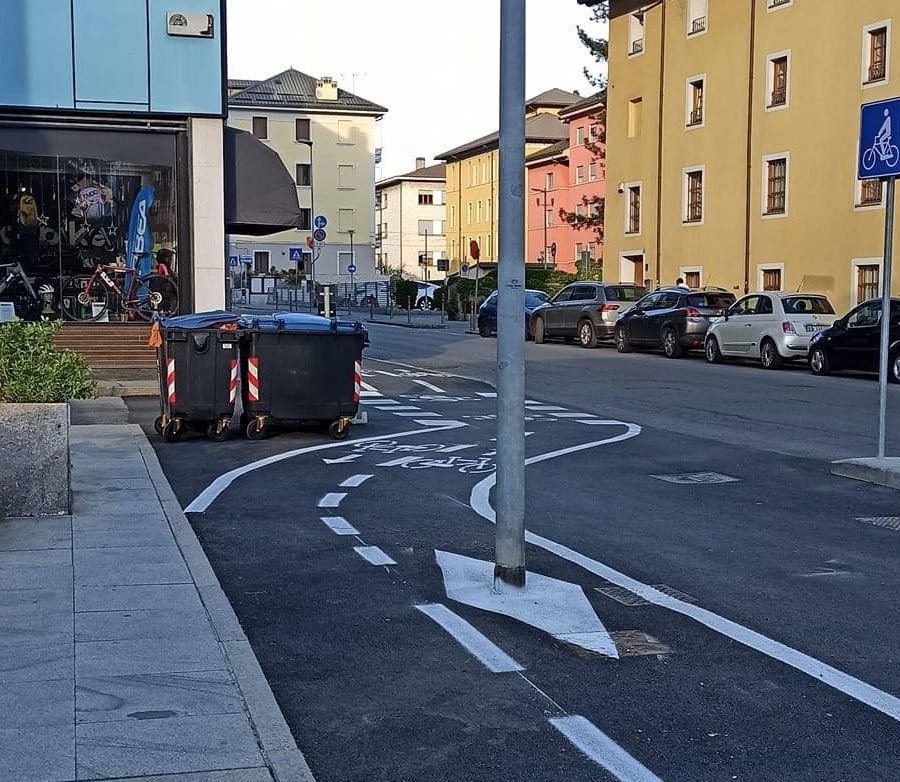 Aosta, quel palo in mezzo alla ciclabile che proprio non si può vedere...