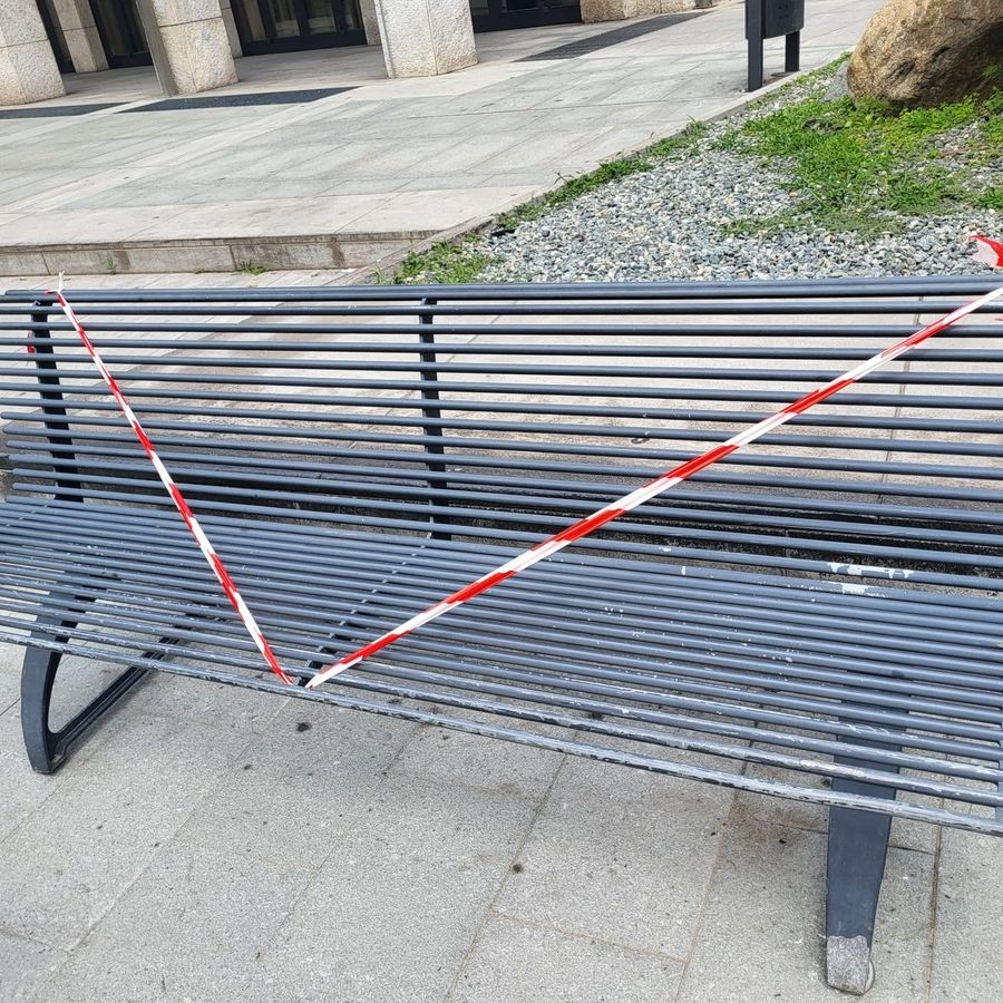 Nastro di sicurezza alla panchina 'instabile' davanti alla Regione