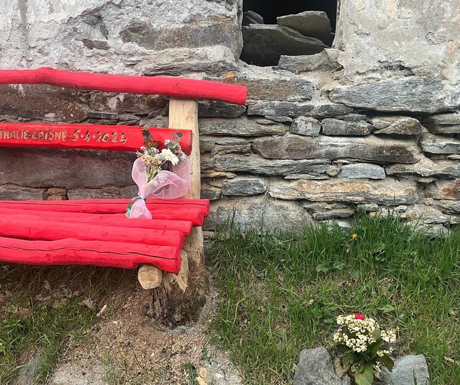 Fiori e una 'misteriosa' panchina rossa a Equilivaz a un anno dall'omicidio di Auriane Laisne
