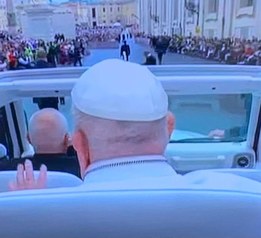 Una delle ultime immagini di Bergoglio: domenica 20 aprile, giorno di Pasqua, tra la folla in San Pietro