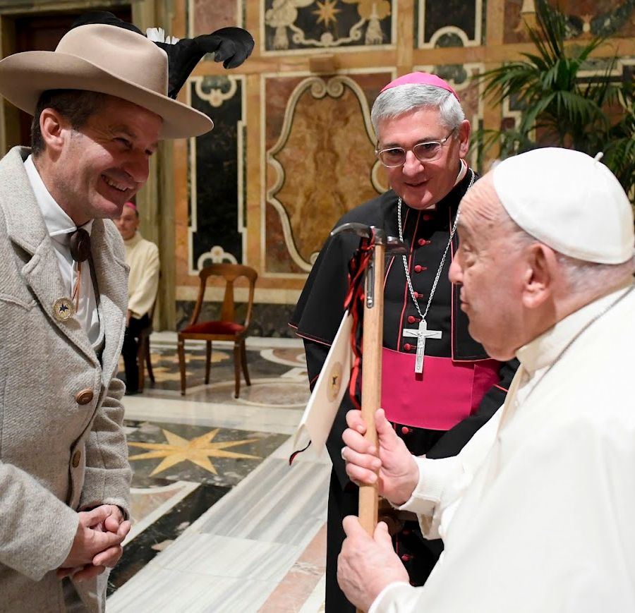 Il presidente delle Guide alpine valdostane, Ezio Marlier, dona insieme al Vescovo Franco Lovignana la piccozza a Papa Francesco