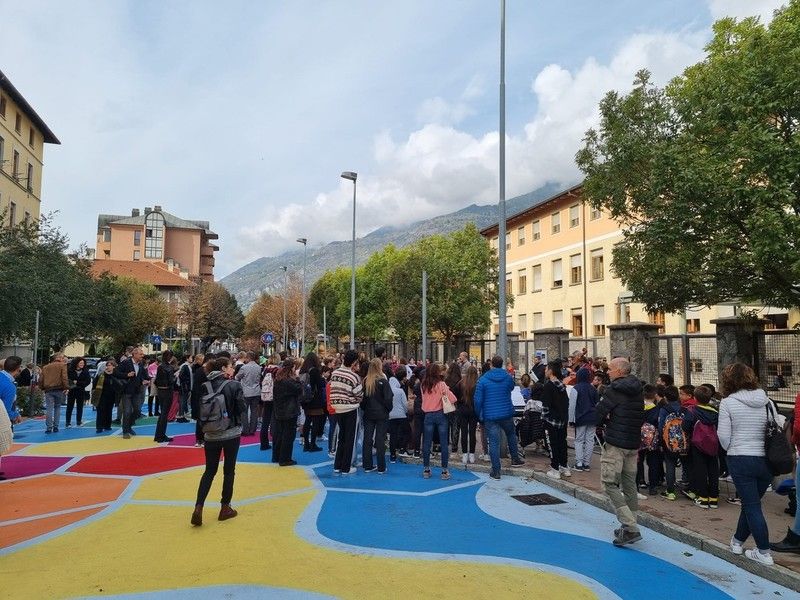 La piazzetta Cavagnet nel giorno dell'inaugurazione a 'spazio sociale'