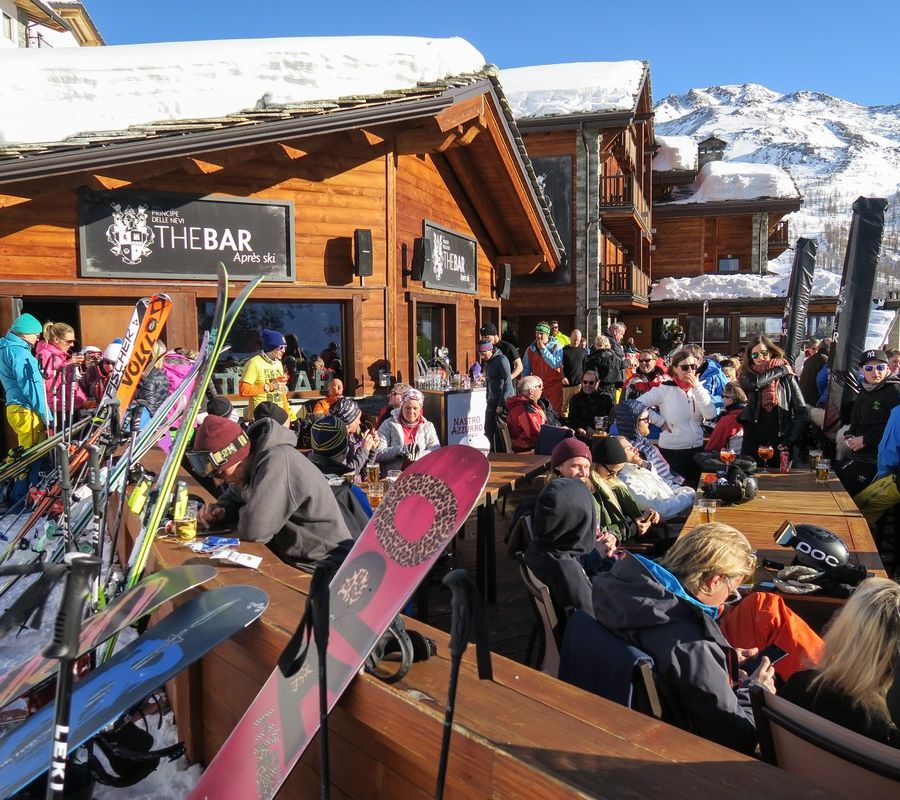Sciatori in 'pausa' sulle piste di sci a Breuil-Cervinia (photo credit Enrico Romanzi)