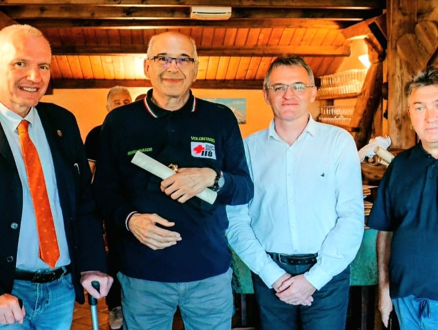 Polignone secondo a sinistra, insieme al Presidente della Giunta Renzo Testolin, al presidente dell'Unité Grand-Paradis Mauro Lucianaz e al presidente dell'Associazione Volontari del soccorso Grand-Paradis Flavio Borinato, in occasione dei festeggiamenti del trentennale dell'Associazione