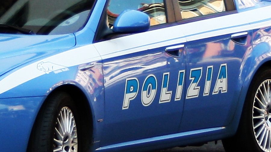 Si prendono a pugni e calci in mezzo ai passanti ma fuggono quando arriva la polizia