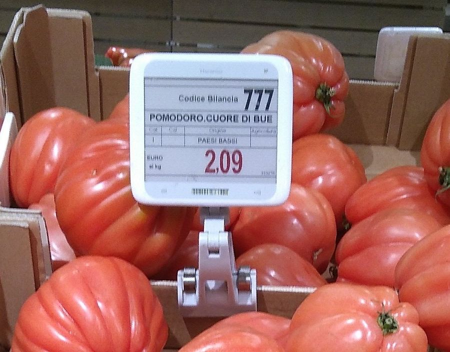 Aosta, tanti pomodori al supermercato, ma sono olandesi
