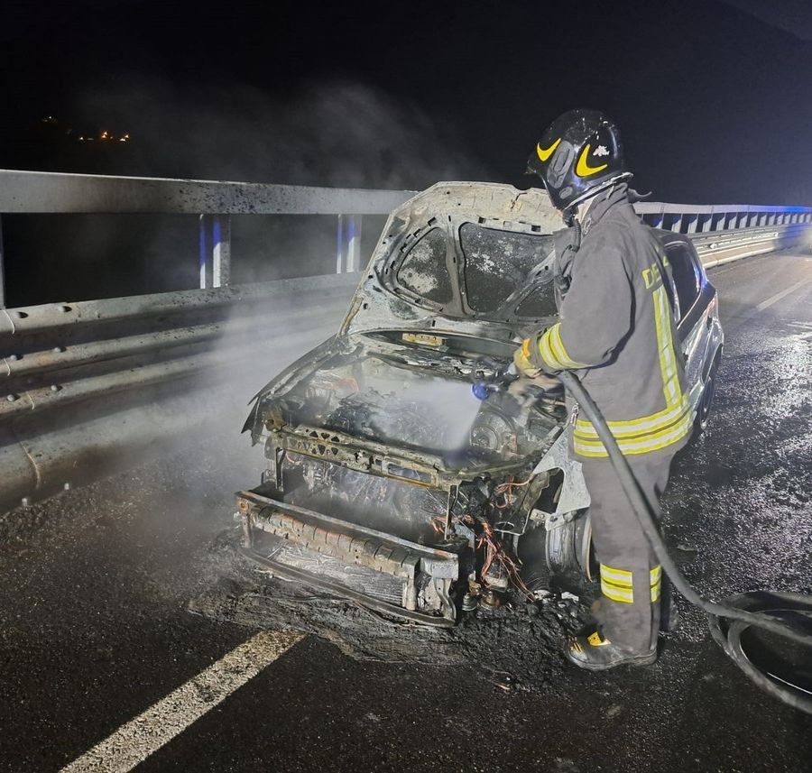Le fiamme distruggono un'auto a Gignod, conducente illesa