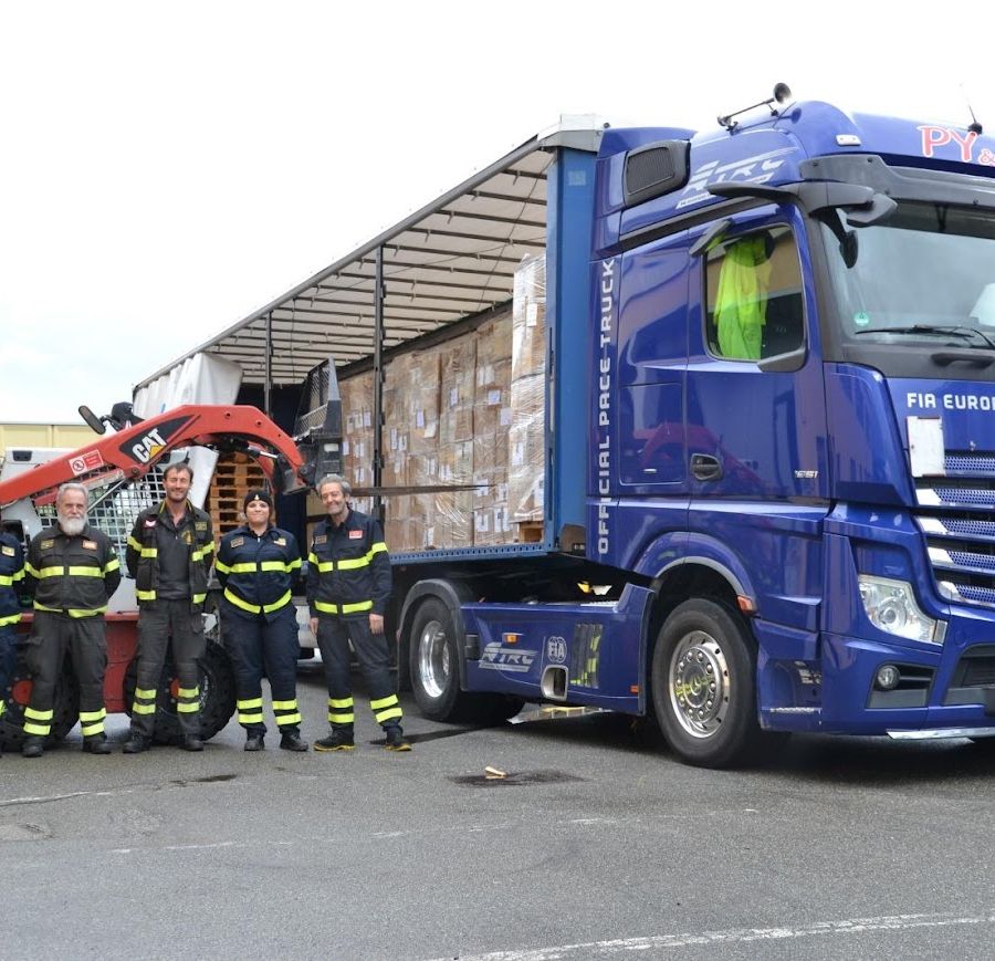 Le uniformi dei pompieri volontari del Corpo valdostano donate ai Bomberos del Paraguay