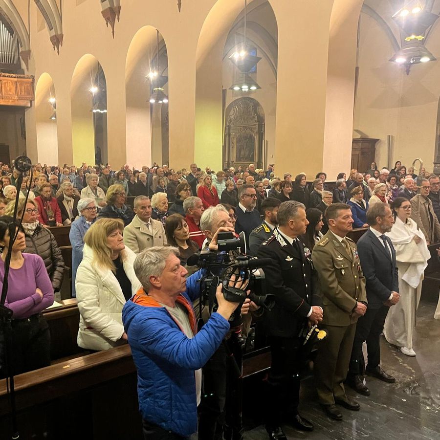 Folla in preghiera nella Cattedrale di Aosta nel ricordo di Papa Francesco
