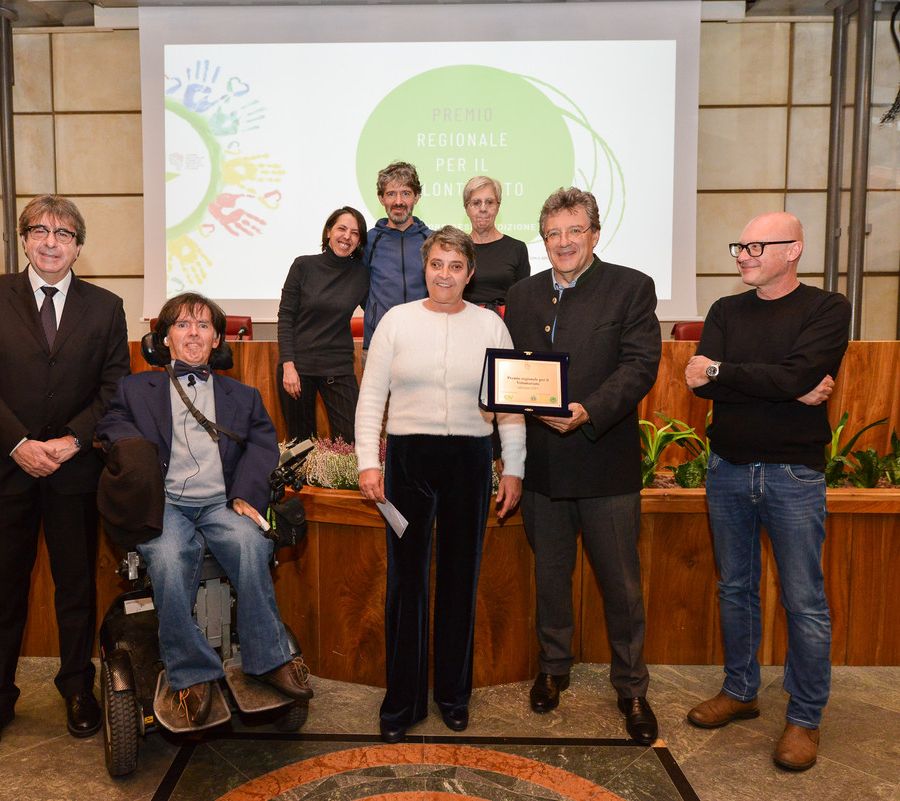 Al centro, Rosalia Ventrini riceve il Premio