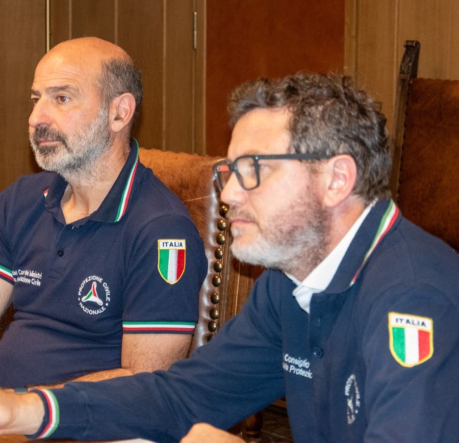 Il sindaco di Saint-Marcel, Andrea Bionaz, insieme a un agente forestale sul ponte che attraversa la Dora Baltea