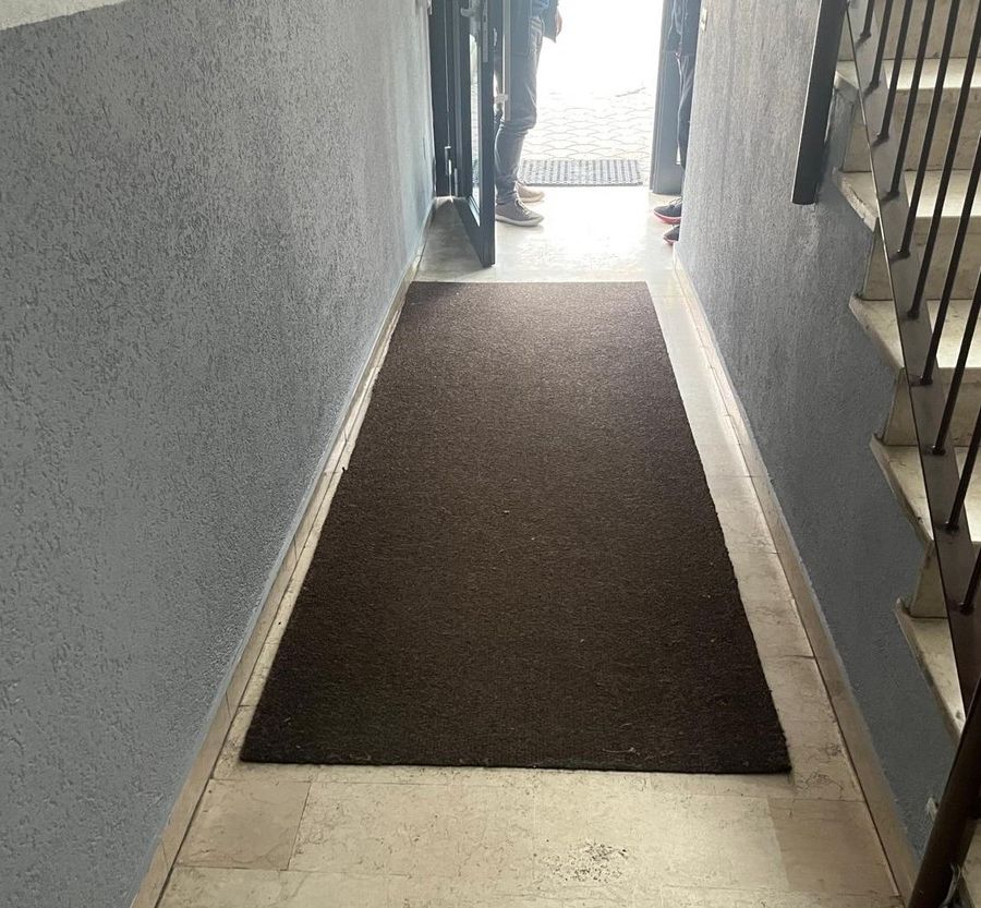 A causa della pendenza della rampa e dell'apertura interna del portone, è impossibile per una disabile in carrozzella uscire dal condominio autonomamente