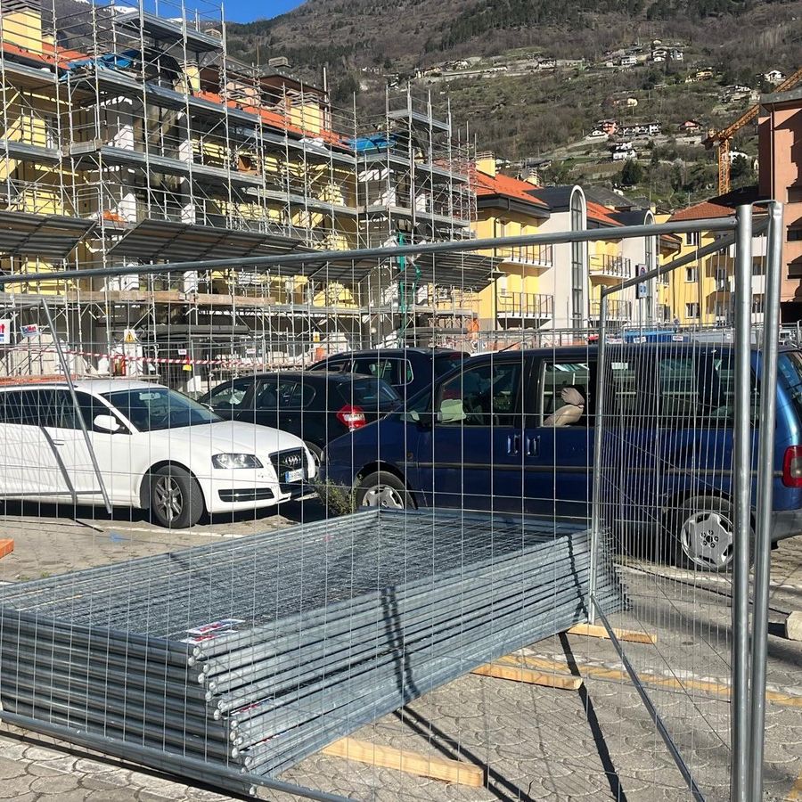 'Parcheggi recintati e stalli occupati da auto abbandonate: adesso basta'