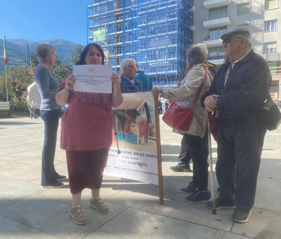 Sfratti imminenti al Quartiere Cogne di Aosta, la protesta arriva a Palazzo regionale