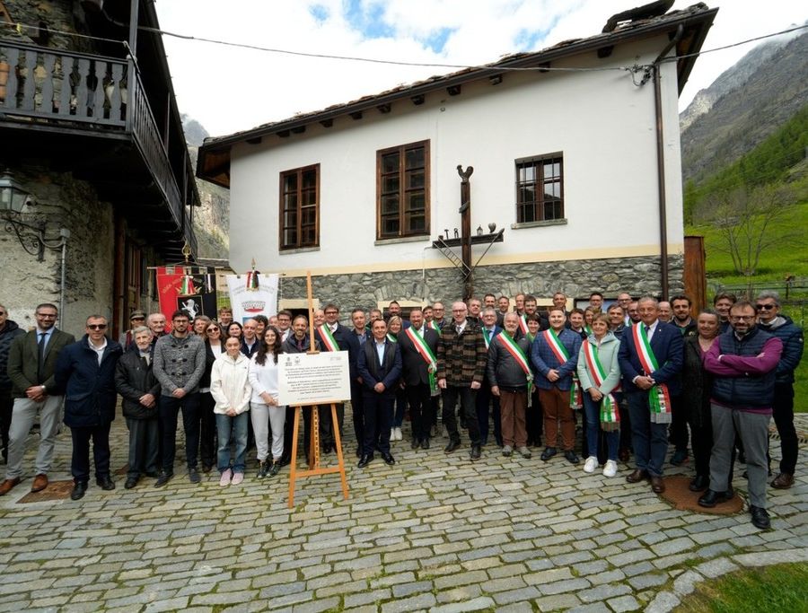 La scopertura della targa lo scorso maggio a Rovenaud