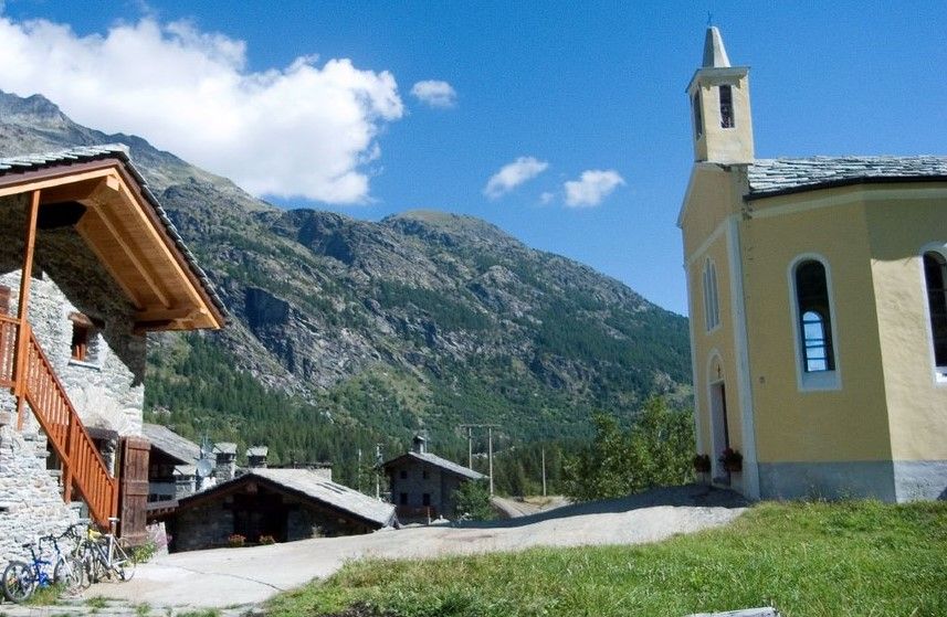 L'abitato di Revers