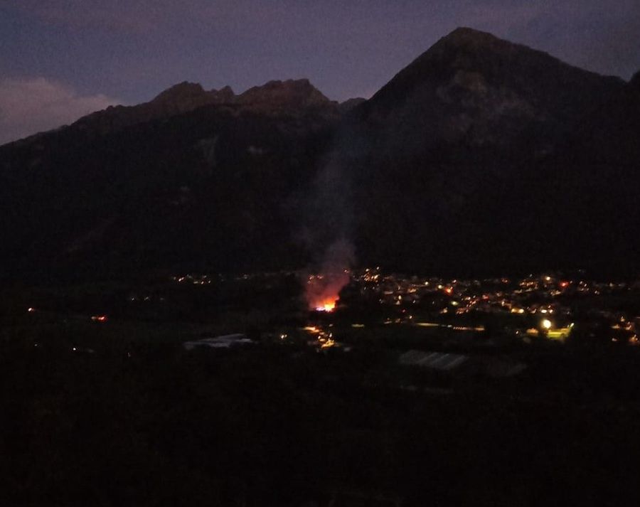 L'incendio del maneggio visto dalla collina di fronte
