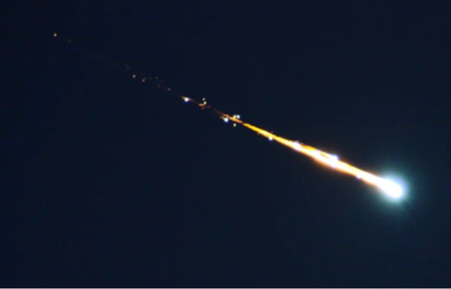 Una scia luminosa e brillante ha colorato il cielo il giorno di San Valentino