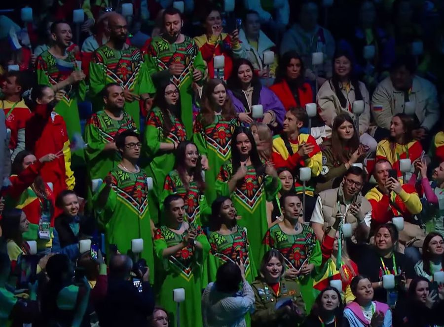Bandiere e ragazzi/e di tutti i Paesi al Festival Mondiale della Gioventù
