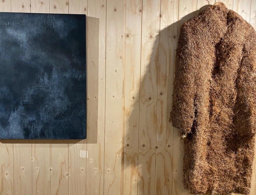 'Brume in Val Ferret' e il cappotto di aghifoglie 'Montagnard', opere dell'artista aostano Massimo Sacchetti (nella gallery, nell'ordine, i lavori di Bellobono, Cuoghi, Margaroli, Bettio, Jaccond, Tutino, Ledda, Savin)
