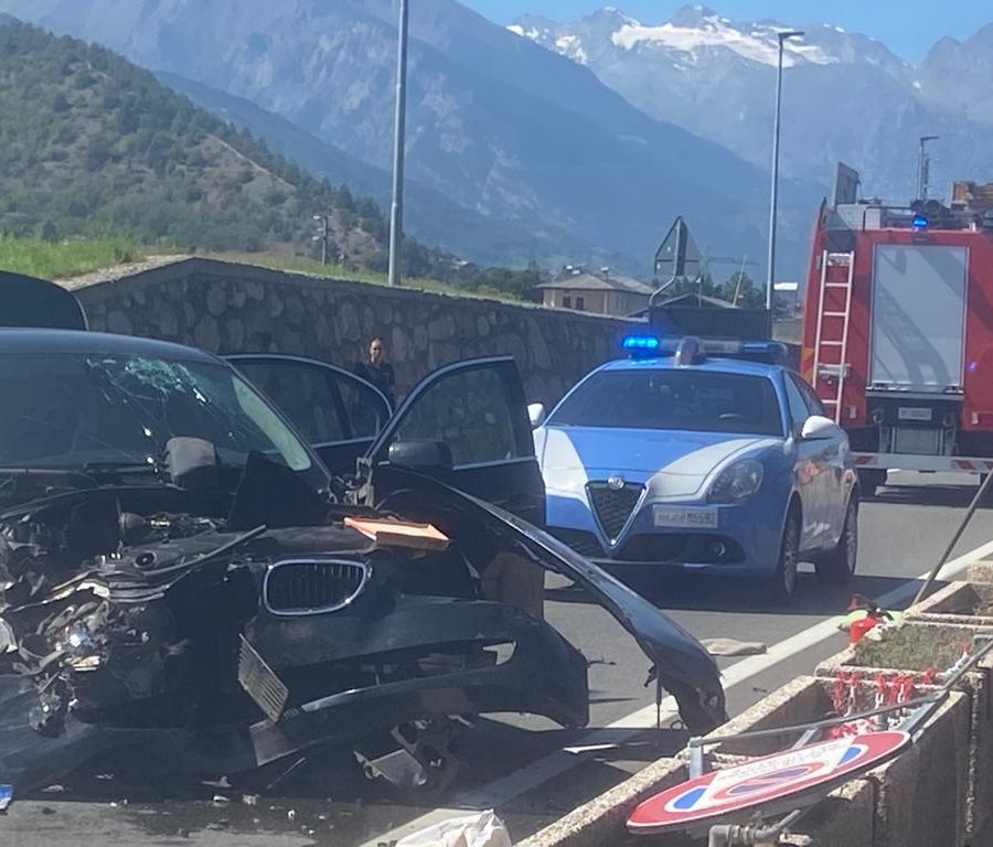 Scontro tra due auto alle porte di Aosta