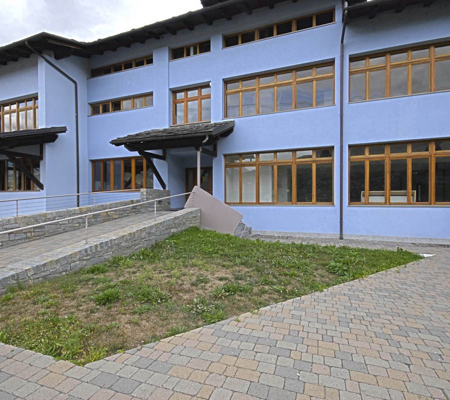 Gressan, raid di ladri-vandali alle scuole di Chevrot