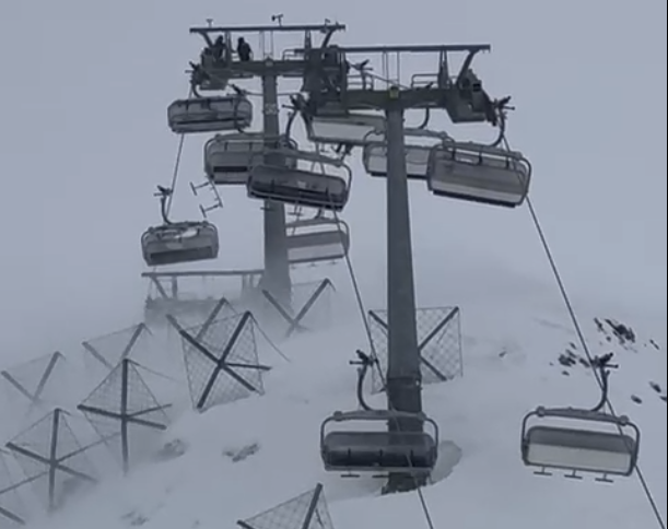 Cervinia, seggiovia Cretaz in balìa della bufera; paura ma nessun ferito