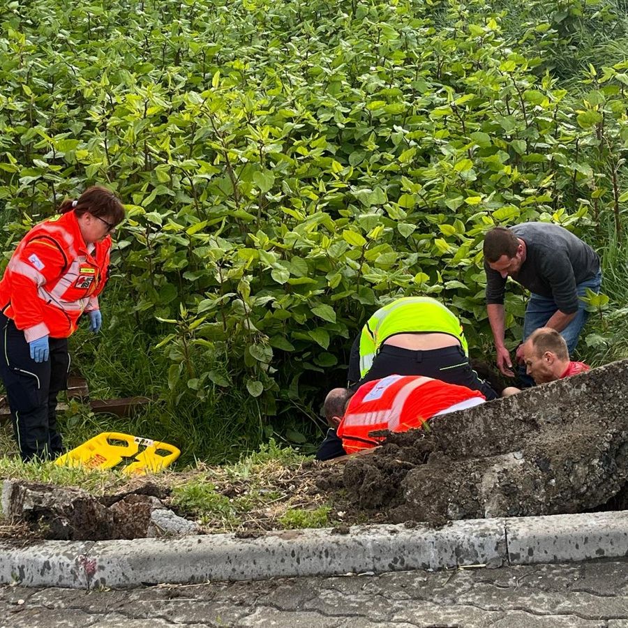 I soccorritori prestano le prime cure sul posto al giovane motociclista