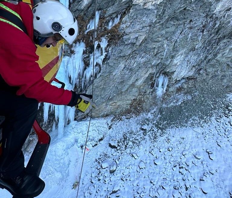 Valanga travolge cascatisti in Valnontey; un ferito