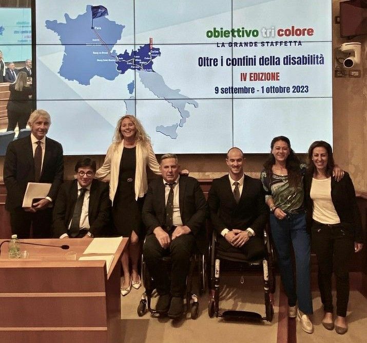 La grande staffetta solidale 'Obiettivo Tricolore' di Alex Zanardi fa tappa a Verres