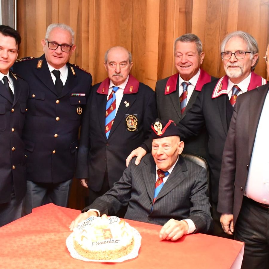 Amedeo Stipa festeggiato dai colleghi in Questura nel novembre dello scorso anno