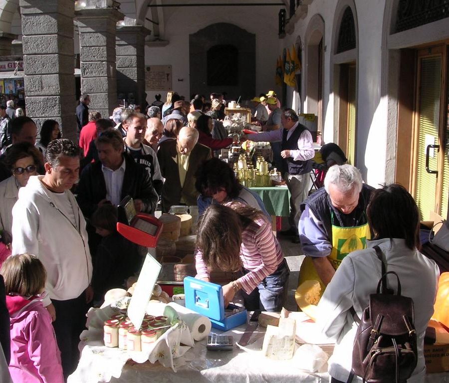 Lungo i portici del Municipio sono diverse le manifestazioni ludico-commerciali organizzate da artigiani e commercianti (foto d'archivio)