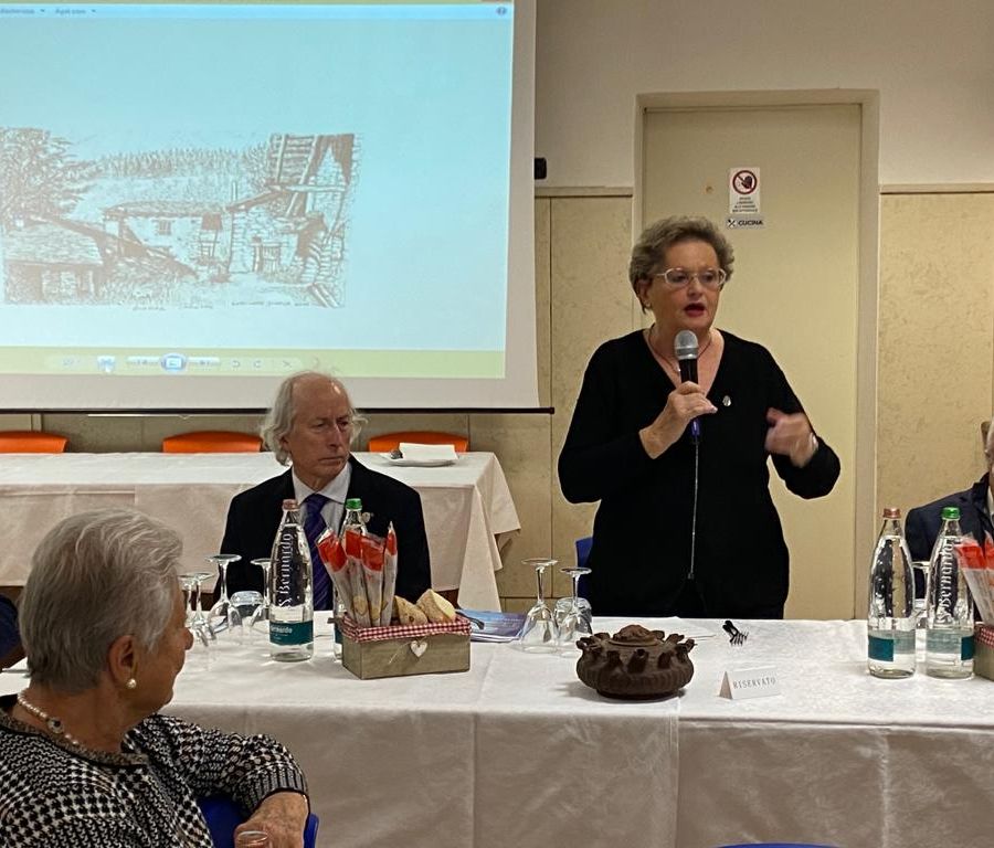Maria Grazia Vacchina, presidente del Circolo, interviene nel dibattito durante una conviviale (foto di repertorio)