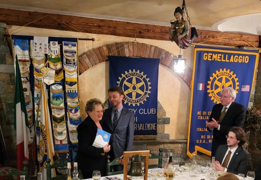 Maria Grazia Vacchina insieme al presidente del Rotary Club Courmayeur-Valdigne, Andrea Succi