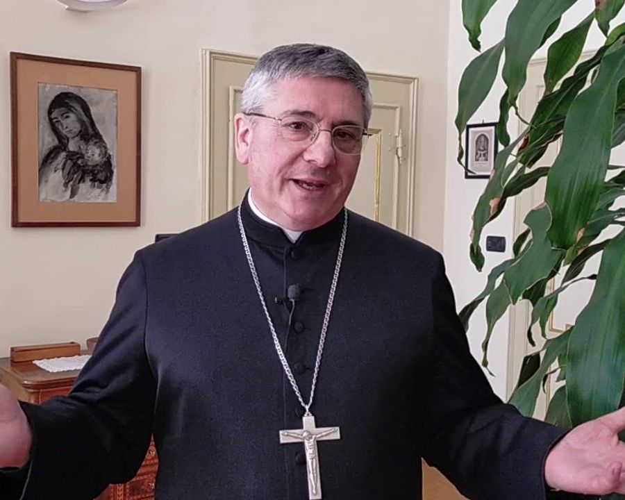 Illumina Aosta, puntata dei preti: il Vescovo chiede scusa, però difende l’onorabilità dei parroci della Diocesi