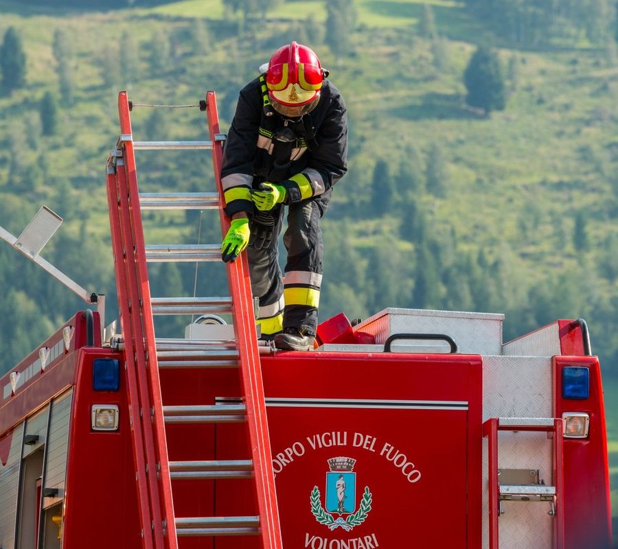 Oltre 70 gli interventi dei Vigili del fuoco per il forte vento in tutta la Valle