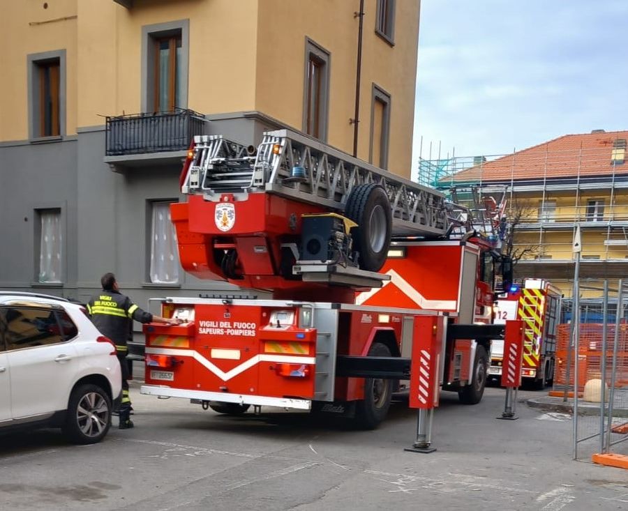 Aosta, camini 'pericolanti' in via Lexert, arrivano i Vigili del fuoco