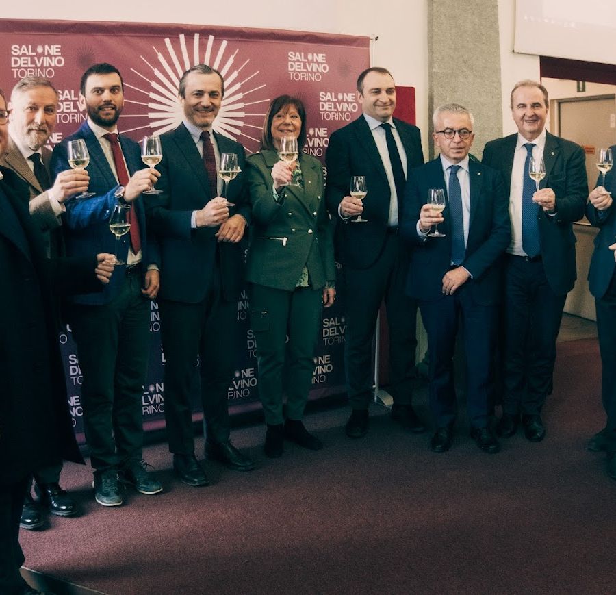 Da sn Patrizio Anisio, direttore del Salone del Vino di Torino; Roberto Sapia, presidente Chambre;