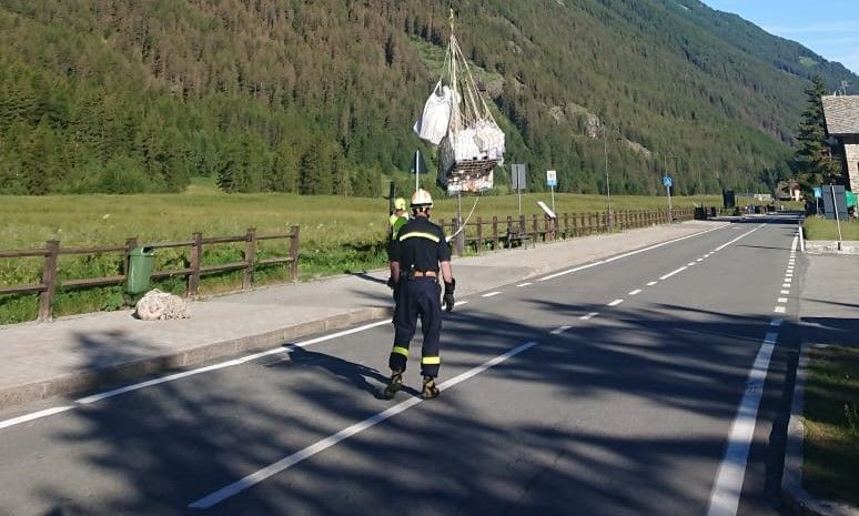 In continuo arrivo tramite elicottero anche viveri e beni essenziali per chi è rimasto in paese